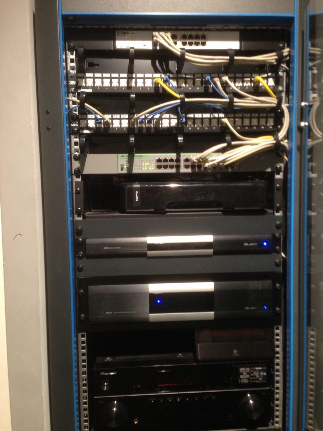 Baie de brassage réseau informatique avec panneaux RJ45 et équipements multimédias