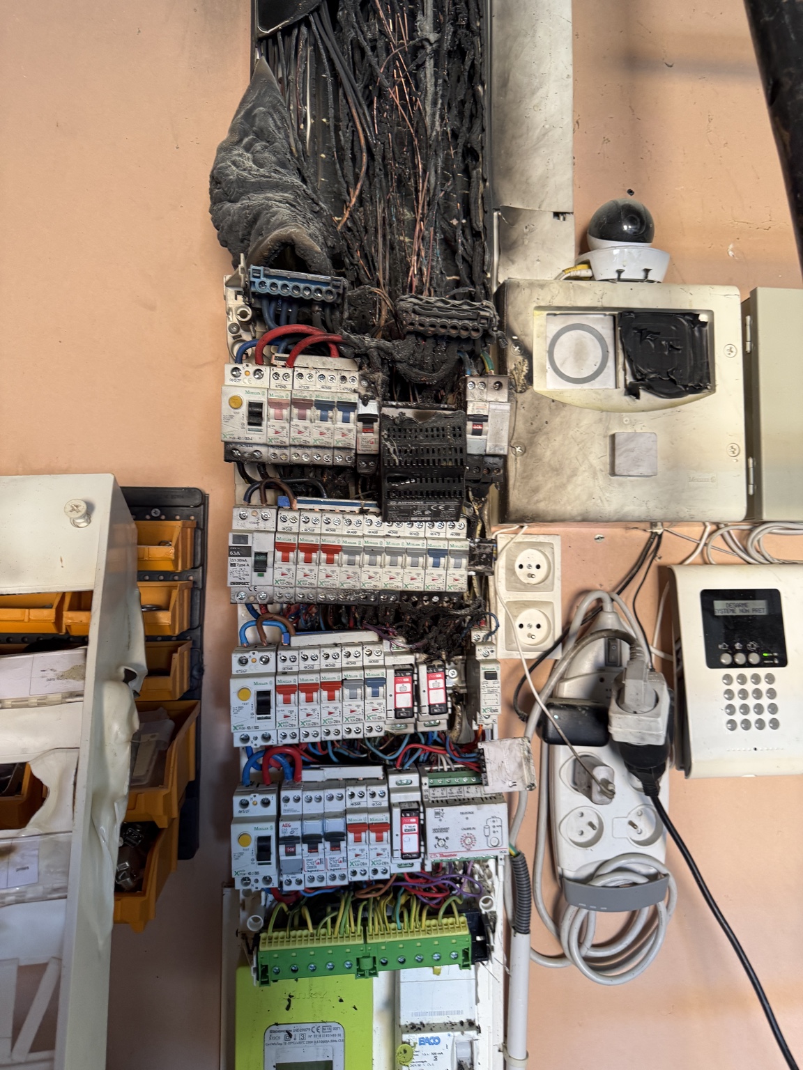 Tableau électrique brûlé après un incendie lié à un mauvais serrage