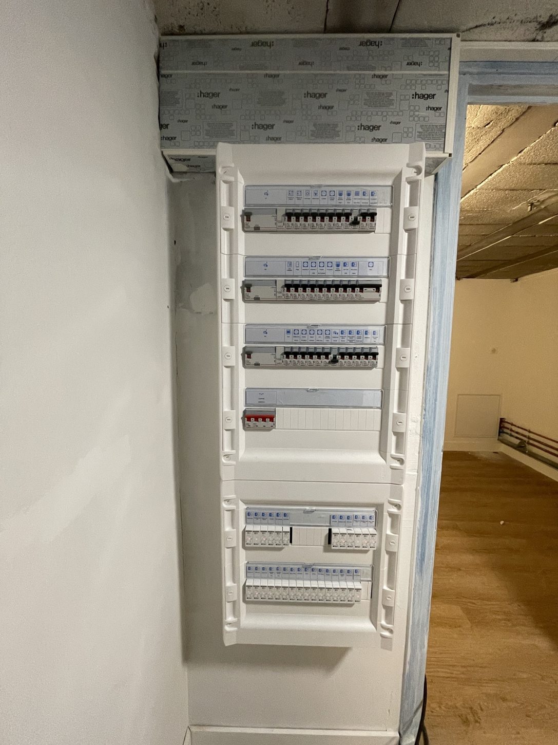 Tableau électrique Hager de distribution avec plusieurs rangées de protections