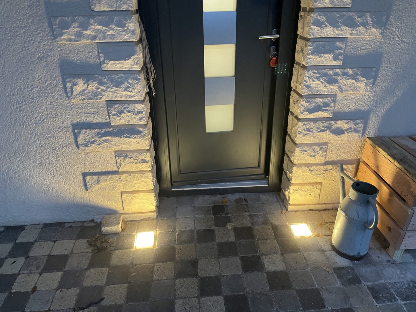 Éclairage extérieur de l’entrée par deux spots encastrés au sol