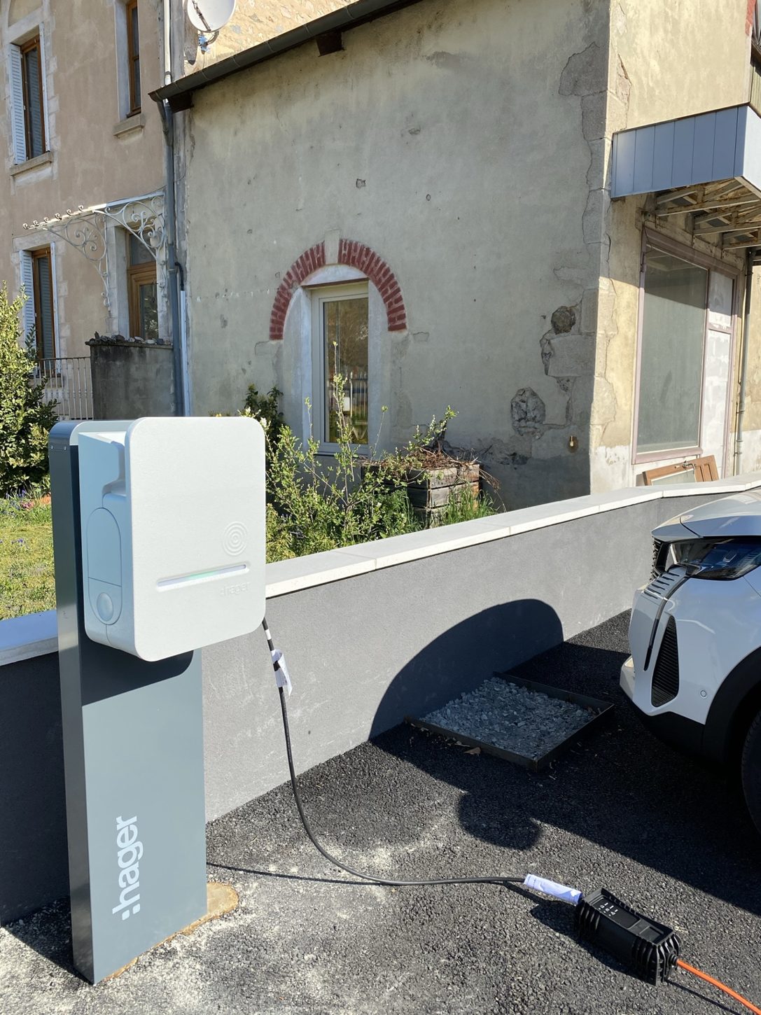 Borne Hager — installation sur pied