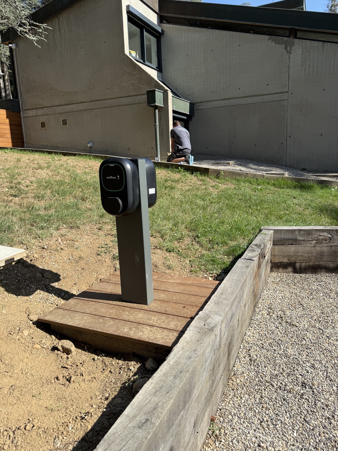 Borne Wallbox sur pied installée sur plateforme en bois