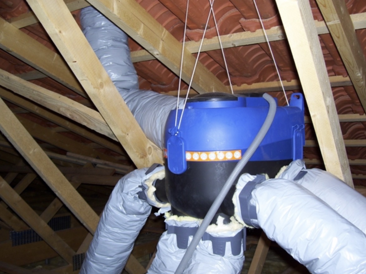 Installation d’un groupe de VMC dans les combles