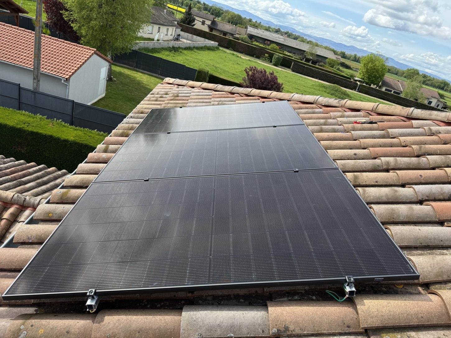 Vue rapprochée de panneaux photovoltaïques sur une toiture en tuiles