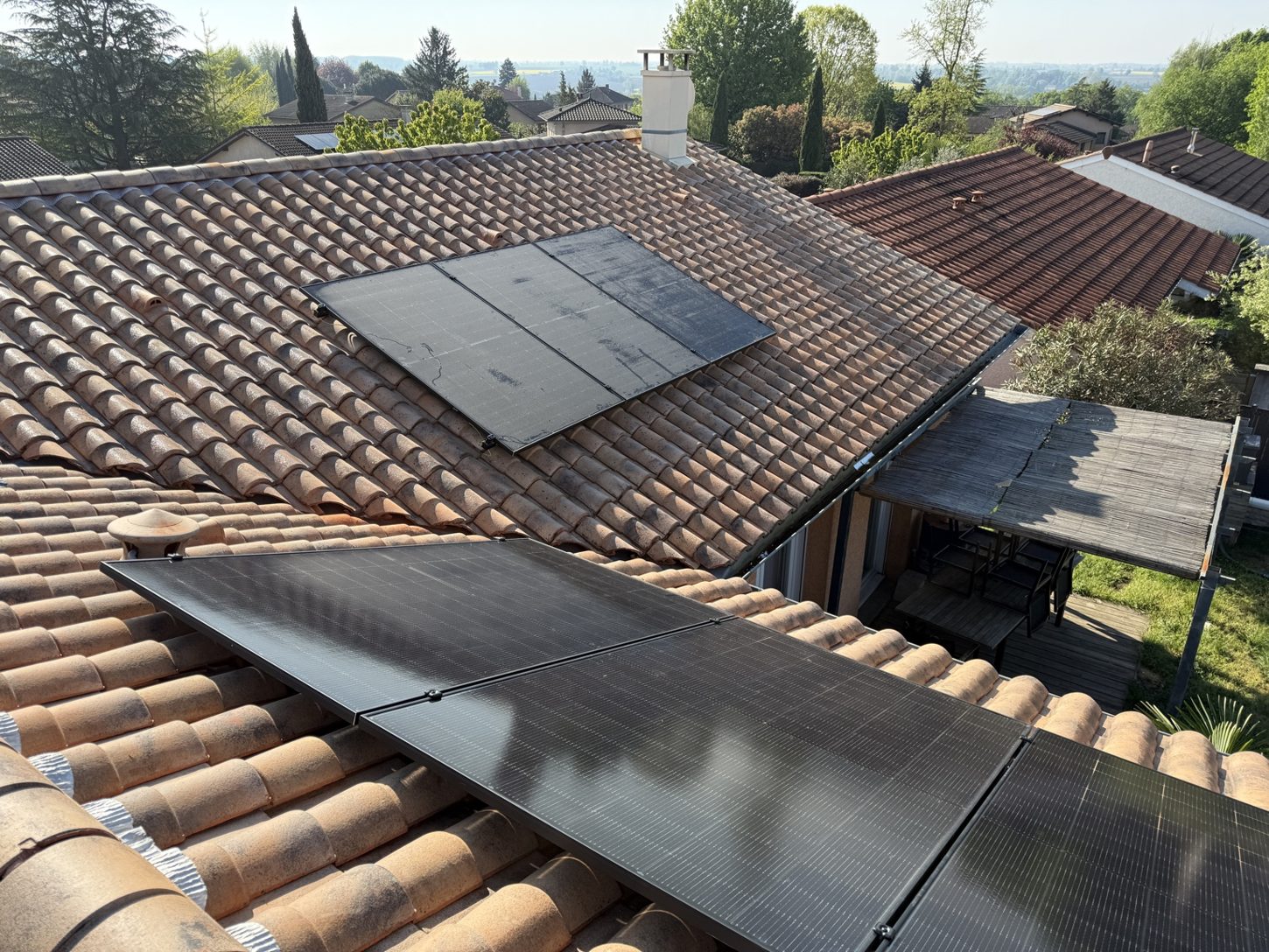 Panneaux solaires sur toiture en tuiles