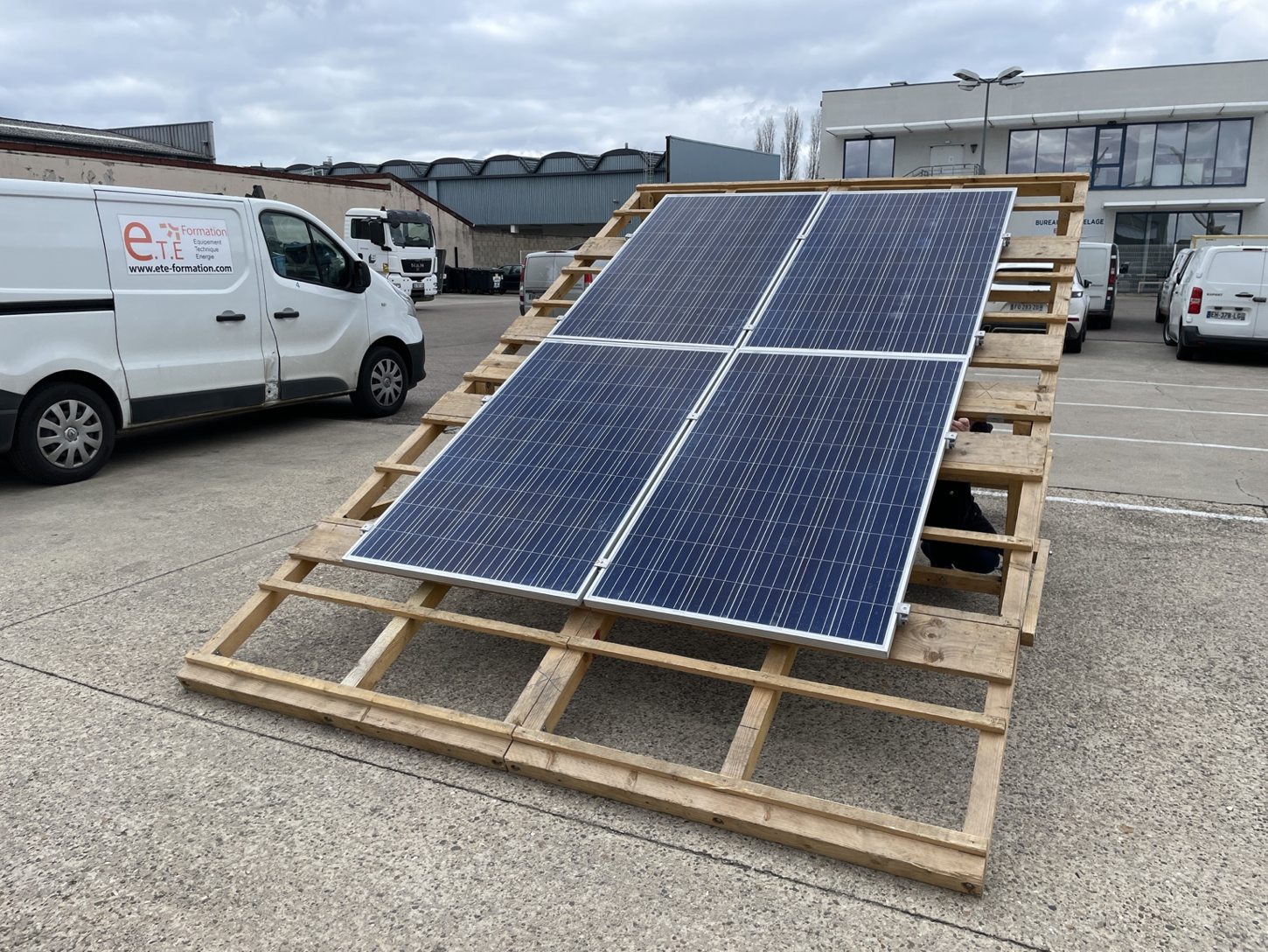 Quatre panneaux photovoltaïques sur structure inclinée en bois